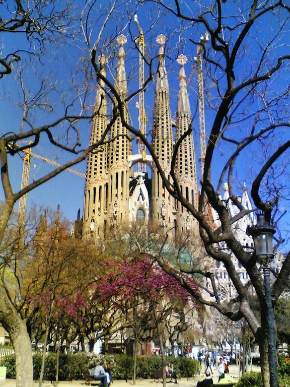 Gaudi Views Apartment Barcelona Bagian luar foto